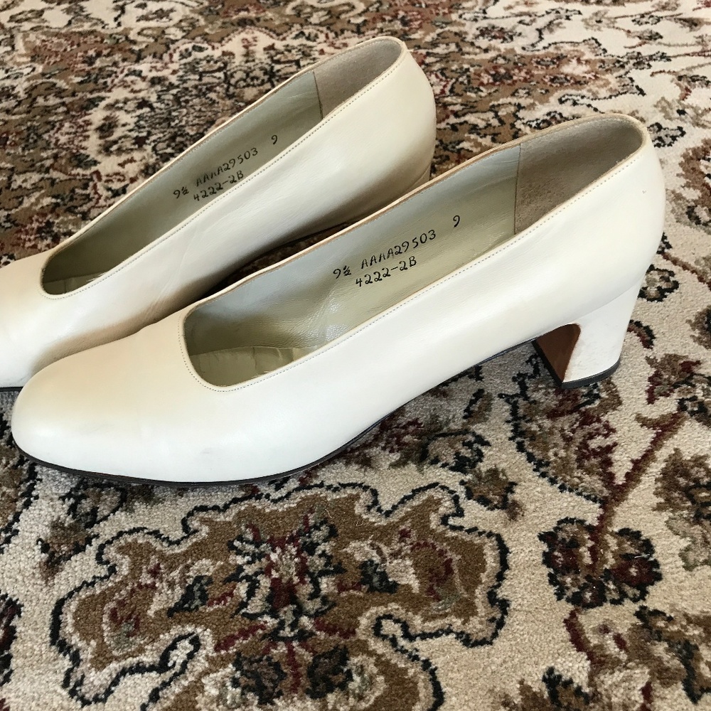 Neiman Marcus CustomCraft cream pumps, 9.5 AAAA